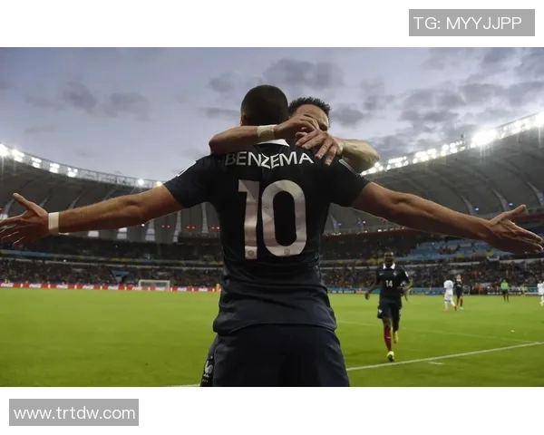 法国足球明星亨特的传奇生涯与对足球的热爱探索 法国足球明星亨特的传奇生涯与对足球的热爱探索